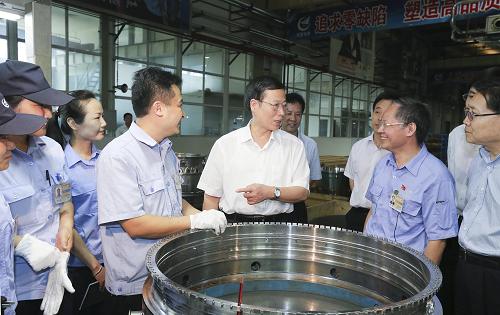 這是7月5日,張高麗考察中航集團成都發(fā)動機公司。新華社記者 丁林 攝