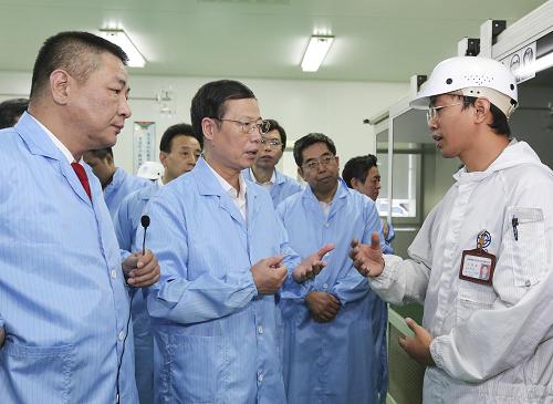 這是7月5日,張高麗考察富通光通信技術公司。新華社記者 丁林 攝