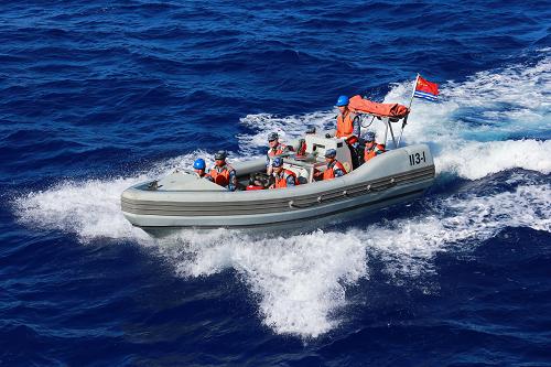 8月28日,青島艦救援小分隊(duì)攜帶艦艇損管和醫(yī)療救護(hù)專業(yè)設(shè)備乘小艇向遇險(xiǎn)商船靠近。新華社記者查春明攝