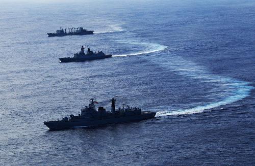 中國(guó)海軍出訪編隊(duì)在太平洋上進(jìn)行編隊(duì)運(yùn)動(dòng)訓(xùn)練(8月23日攝)。新華社記者 查春明攝