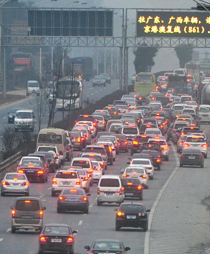 2月15日,在長張高速長沙西收費站附近,駛往長沙方向的車流排起長龍。當(dāng)日是春節(jié)假期最后一天,長沙各通往市區(qū)的高速公路收費站和入城主干道出現(xiàn)回城車流高峰。新華社記者 李尕攝