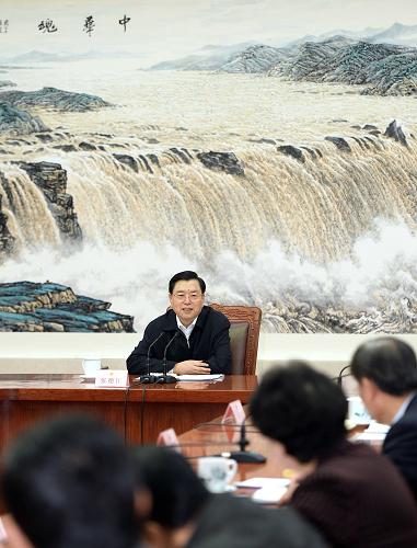 1月24日,全國人大常委會(huì)委員長張德江在北京人民大會(huì)堂主持召開座談會(huì),聽取部分在京全國人大代表對《全國人大常委會(huì)工作報(bào)告(征求意見稿)》的意見和建議。新華社記者李濤攝
