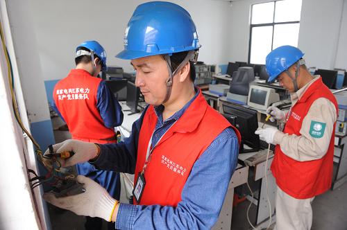 8月26日,無(wú)錫洛社供電所黨員服務(wù)隊(duì)在洛社鎮(zhèn)馬盤外來(lái)民工子弟學(xué)校檢查用電線路。新華社發(fā)(潘正光 攝)
