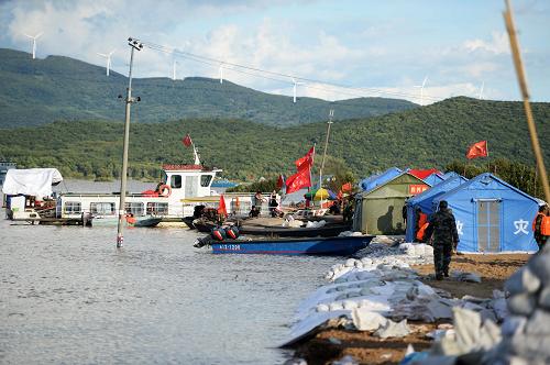 8月28日,在同江市抗洪最險要地段之一的街津口大堤防線,洪水水位已經(jīng)幾乎和大堤齊平。新華社記者 王凱 攝