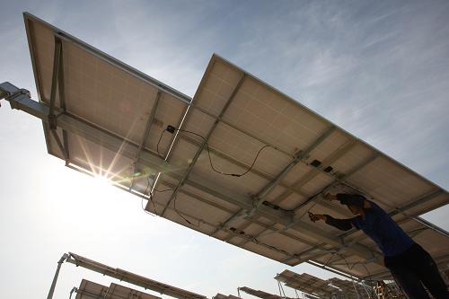 6月11日,工人在新疆哈密光伏發(fā)電站安裝太陽能電池板組件。新華社發(fā)(普拉提 攝)