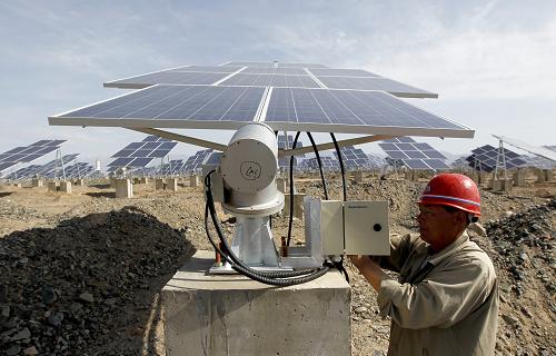 6月11日,工人在新疆哈密光伏發(fā)電站調(diào)試太陽能電池板組件。近日,隨著工期的有序推進,中電投新疆哈密光伏發(fā)電站第二部分15兆瓦太陽能設備安裝工作全面展開,該太陽能電池組預計6月底并網(wǎng)發(fā)電,加上2011年年底并網(wǎng)發(fā)電的第一部分5兆瓦,哈密光伏電站即將實現(xiàn)規(guī)劃的20兆瓦發(fā)電容量。哈密位于“疆電東送”第一站,是全國日照時間最充裕的地區(qū)之一。哈密太陽能光伏發(fā)電站位于哈密市東北約20公里,占地面積約83萬平方米,總投資3.26億元,規(guī)劃容量為20兆瓦,年平均上網(wǎng)電量為3712萬千瓦時。新華社發(fā)(普拉提 攝)