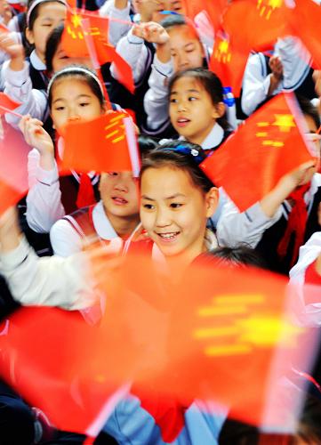 4月11日,南寧市濱湖路小學(xué)學(xué)生參加“我的中國夢”主題教育活動。新華社記者 張愛林 攝