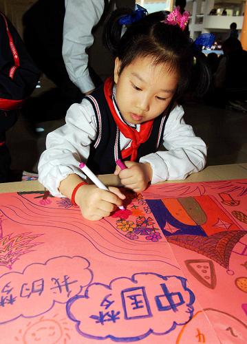 4月11日,南寧市濱湖路小學(xué)一名一年級小學(xué)生在描繪“中國夢·我的夢”。新華社記者 張愛林 攝