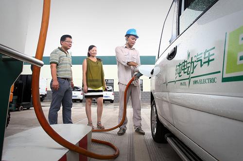 8月30日,在浙江金華東關(guān)電動(dòng)汽車(chē)充電站內(nèi),工作人員在給電動(dòng)汽車(chē)充電。新華社發(fā)(王平 攝)