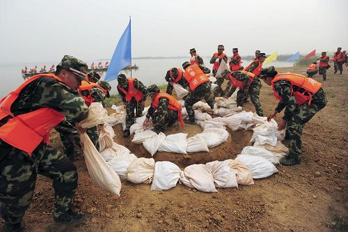6月15日,武警武漢市支隊(duì)的官兵們進(jìn)行查堵管涌演練。武警武漢市支隊(duì)針對(duì)汛期來臨的情況,于當(dāng)日組織200余名官兵,在武漢沌口后官湖進(jìn)行防汛搶險(xiǎn)實(shí)兵演練。官兵們進(jìn)行了堤壩滲水、管涌,以及水上搜救等項(xiàng)目的演練,旨在提高部隊(duì)防汛搶險(xiǎn)救災(zāi)的能力。新華社發(fā)(史偉 攝)