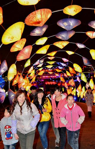 2月14日晚,游客在觀賞貴陽(yáng)觀山湖畔燈展。新華社記者 楊楹 攝