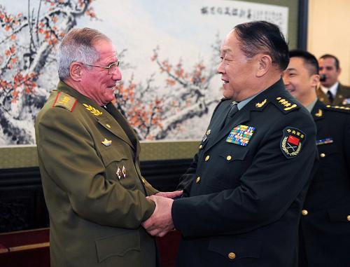 4月26日,中國國務(wù)委員兼國防部長梁光烈在北京八一大樓會見來訪的古巴革命武裝力量部副部長兼總參謀長阿爾瓦羅·洛佩斯。新華社記者 張鐸 攝