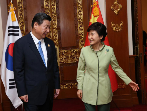 10月7日,國(guó)家主席習(xí)近平在印度尼西亞巴厘島會(huì)見(jiàn)韓國(guó)總統(tǒng)樸槿惠。 新華社記者 龐興雷 攝