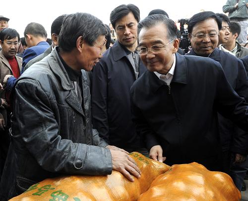 10月17日至18日,中共中央政治局常委、國務院總理溫家寶來到甘肅定西、蘭州等地,走訪農(nóng)戶,考察市場、企業(yè)、研究所,就扶貧開發(fā)、生態(tài)建設、改善民生情況進行調(diào)查研究。 這是10月17日,溫家寶在定西馬鈴薯綜合交易中心考察。新華社記者 李學仁 攝
