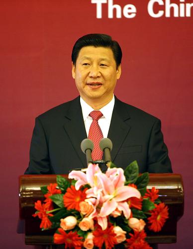1月12日,中美建交30周年紀念晚宴在北京人民大會堂舉行。國家副主席習近平、專程來華出席紀念活動的美國前總統(tǒng)卡特、前國務卿基辛格、前總統(tǒng)國家安全事務助理布熱津斯基和斯考克羅夫特等共同出席。這是習近平在晚宴上發(fā)表題為《攜手共創(chuàng)中美關系更加美好的明天》的講話。新華社記者 姚大偉 攝