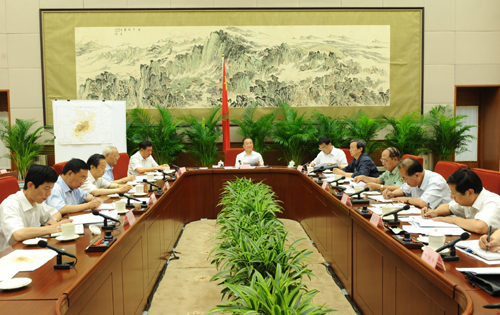 6月26日,中共中央政治局常委、國務(wù)院總理、國務(wù)院抗震救災(zāi)總指揮部總指揮溫家寶主持召開總指揮部第22次會議,研究災(zāi)后恢復(fù)重建工作的指導(dǎo)意見。 新華社記者黃敬文攝