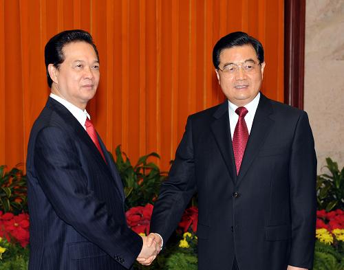 10月22日,國家主席胡錦濤在北京人民大會堂會見來華進行正式訪問并出席第七屆亞歐首腦會議的越南總理阮晉勇。新華社記者 高潔 攝