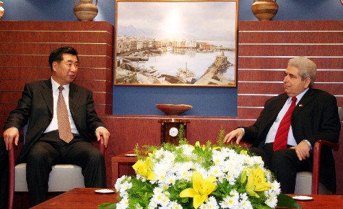回良玉會(huì)見(jiàn)塞浦路斯議長(zhǎng) 新華社照片,尼科西亞,2007年11月23日 回良玉會(huì)見(jiàn)塞浦路斯議長(zhǎng) 11月22日,中國(guó)國(guó)務(wù)院副總理回良玉(左)在塞浦路斯首都尼科西亞會(huì)見(jiàn)塞浦路斯議長(zhǎng)赫里斯托菲亞斯。 新華社記者王強(qiáng)攝