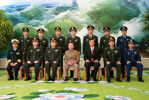 11月25日,在朝鮮首都平壤,朝鮮最高領(lǐng)導(dǎo)人金正日(前中)與正在朝鮮訪問的中國國務(wù)委員兼國防部長梁光烈上將(前左三)等合影。新華社記者 張濱陽 攝