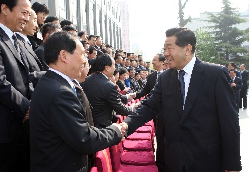 4月17日,中共中央政治局常委、全國政協(xié)主席賈慶林在北京出席省部級領導干部宗教工作專題研討班結業(yè)式并講話。這是結業(yè)式前,賈慶林與學員握手交談。 新華社記者 劉衛(wèi)兵 攝