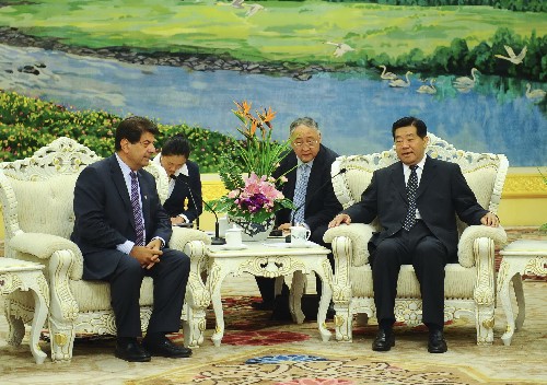 賈慶林會(huì)見(jiàn)希臘客人 10月30日,中共中央政治局常委、全國(guó)政協(xié)主席賈慶林在北京人民大會(huì)堂會(huì)見(jiàn)由中央總書(shū)記萊夫戴里斯·扎赫利迪斯率領(lǐng)的希臘新民主黨代表團(tuán)。 新華社記者 李濤 攝