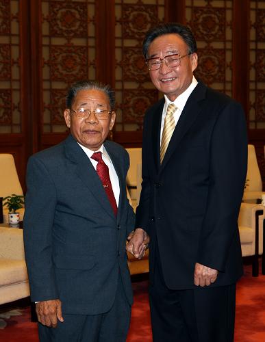 6月10日,中共中央政治局常委、全國人大常委會委員長吳邦國在北京人民大會堂會見由中央政治局委員、中央思想理論和文化工作領(lǐng)導(dǎo)小組組長沙曼·維雅吉率領(lǐng)的老撾人民革命黨代表團。新華社記者 姚大偉 攝