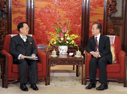 12月23日,國(guó)務(wù)院總理溫家寶在北京會(huì)見來京述職的香港特別行政區(qū)行政長(zhǎng)官曾蔭權(quán)。新華社記者 謝環(huán)馳 攝