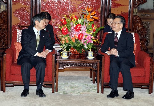 12月2日,國(guó)務(wù)院總理溫家寶在北京中南海紫光閣會(huì)見來(lái)華出席首次中日經(jīng)濟(jì)高層對(duì)話的日本外相高村正彥。新華社記者姚大偉攝