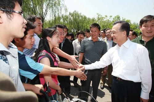 這是溫家寶在校園里同學(xué)生們親切握手。 5月3日,中共中央政治局常委、國務(wù)院總理溫家寶來到清華大學(xué),與一批即將赴祖國西部和基層就業(yè)的清華大學(xué)應(yīng)屆畢業(yè)生代表座談。 新華社記者 鞠鵬 攝
