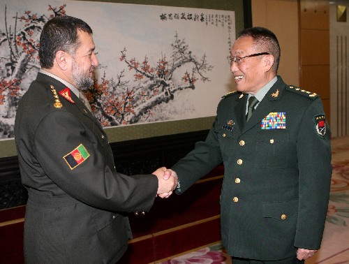 11月12日,中華人民共和國(guó)中央軍委副主席、國(guó)務(wù)委員兼國(guó)防部長(zhǎng)曹剛川在北京八一大樓會(huì)見阿富汗國(guó)民軍總參謀長(zhǎng)比斯米拉汗。 新華社記者 黃敬文 攝