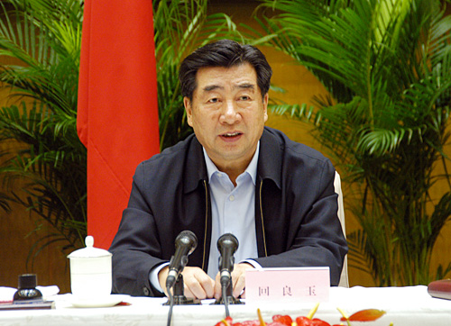 2007年11月15日15時,全國冬春農(nóng)田水利基本建設(shè)電視電話會議召開。圖為中共中央政治局委員、國務(wù)院副總理回良玉出席會議并作重要講話。(中國政府網(wǎng) 陳競超 攝)