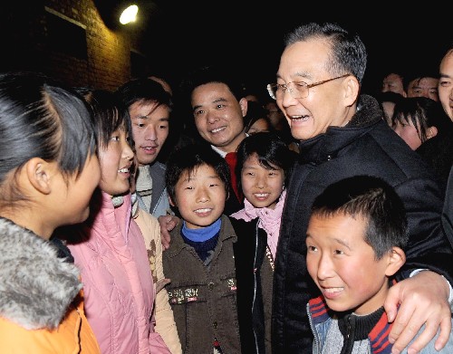 11月30日,第20個(gè)世界艾滋病日到來之際,中共中央政治局常委、國務(wù)院總理溫家寶再次專程來到河南省上蔡縣,進(jìn)村入戶,親切看望、慰問艾滋病患者和艾滋病致孤兒童,就艾滋病防治工作進(jìn)行調(diào)查研究。 這是11月30日晚上,溫家寶總理來到河南省上蔡縣邵店鄉(xiāng)新和家園,看望在這里生活的艾滋病致孤兒童。 新華社記者 李學(xué)仁 攝