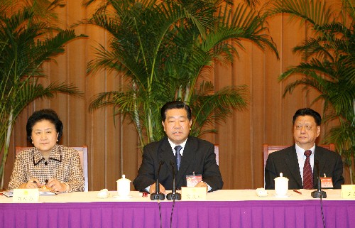 12月7日,為期三天的全國(guó)地方政協(xié)工作經(jīng)驗(yàn)座談會(huì)在北京閉幕。中共中央政治局常委、全國(guó)政協(xié)主席賈慶林出席閉幕會(huì)并講話。 新華社記者 黃敬文 攝