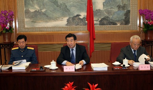 12月27日,全國(guó)雙擁工作領(lǐng)導(dǎo)小組在北京召開(kāi)全體會(huì)議,審議全國(guó)雙擁模范城(縣)、雙擁模范單位和個(gè)人名單,研究部署2008年的雙擁工作。中共中央政治局委員、國(guó)務(wù)院副總理、全國(guó)雙擁工作領(lǐng)導(dǎo)小組組長(zhǎng)回良玉出席會(huì)議并講話。 新華社記者 姚大偉 攝