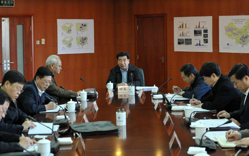 1月30日,國家減災委員會辦公會議在北京召開。中共中央政治局委員、國務院副總理、國家減災委員會主任回良玉主持會議。 新華社記者 劉建生 攝