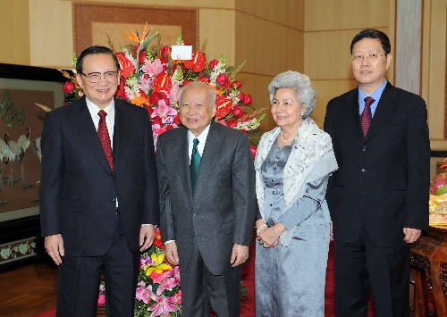 2月4日,受國家主席胡錦濤和國務(wù)院總理溫家寶委托,國務(wù)委員唐家璇專程看望在京的柬埔寨太皇諾羅敦·西哈努克和太后諾羅敦·莫尼列·西哈努克。 新華社記者 饒愛民 攝
