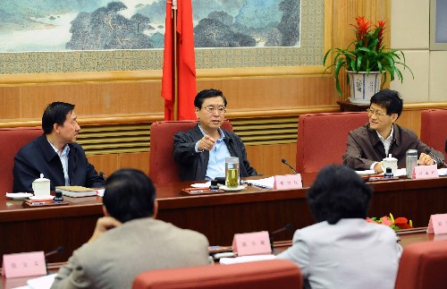4月30日,全國道路交通安全工作部際聯(lián)席會議在北京舉行。中共中央政治局委員、國務(wù)院副總理張德江出席會議并講話。 新華社記者 李濤 攝