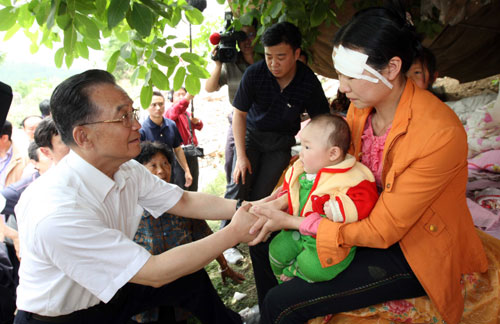 5月15日,中共中央政治局常委、國(guó)務(wù)院總理溫家寶輾轉(zhuǎn)趕到位于四川北部的青川縣木魚(yú)鎮(zhèn)看望受災(zāi)群眾。這是溫家寶在木魚(yú)鎮(zhèn)文武村安慰在地震中幸存的母子。新華社記者 姚大偉 攝