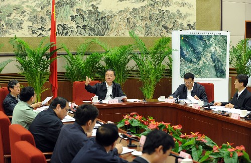 5月17日,中共中央政治局常委、國(guó)務(wù)院總理、國(guó)務(wù)院抗震救災(zāi)總指揮部總指揮溫家寶在北京中南海主持召開總指揮部會(huì)議。新華社記者 黃敬文 攝
