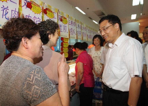 近日,中共中央政治局常委、國務(wù)院副總理李克強來到河北省廊坊、滄州兩市,考察能源生產(chǎn)供應和保障民生各項措施落實情況。這是6月29日,李克強在河北任丘市考察華北油田購物廣場超市,向顧客詢問市場價格等情況。 新華社記者 劉衛(wèi)兵 攝