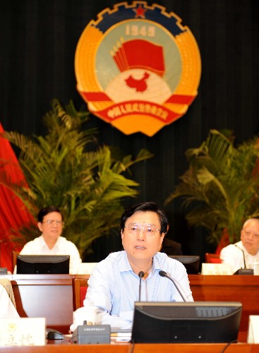 7月2日,政協(xié)十一屆全國委員會常務(wù)委員會第二次會議在北京開幕。中共中央政治局常委、全國政協(xié)主席賈慶林主持開幕會。中共中央政治局委員、國務(wù)院副總理張德江到會作了關(guān)于當(dāng)前經(jīng)濟(jì)形勢和國有企業(yè)改革、就業(yè)再就業(yè)、社會保障工作的報(bào)告。 新華社記者 高潔 攝