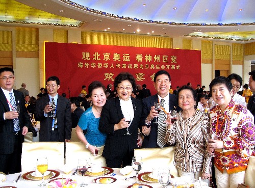 8月8日,國務(wù)院僑辦主任、中國海外交流協(xié)會常務(wù)副會長李海峰(中)在宴會上與海外華僑華人代表合影留念。 新華社記者 呂淑梅 攝