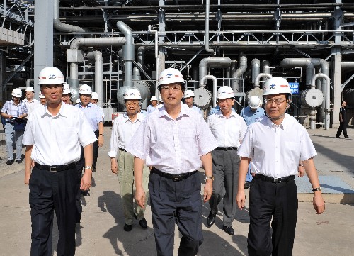 9月2日,中共中央政治局委員、國務(wù)院副總理張德江在燕山石化公司考察。 新華社記者 劉建生 攝