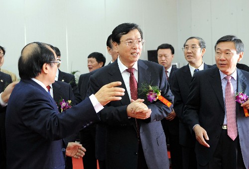 10月13日,中共中央政治局委員、國務(wù)院副總理張德江在聽取貴廣快速鐵路建設(shè)情況匯報(bào)。 當(dāng)日,貴廣快速鐵路動工儀式在廣西桂林舉行。貴陽至廣州快速鐵路全長857公里,項(xiàng)目投資估算總額為858億元,由鐵道部和貴州、廣西、廣東三省區(qū)共同投資興建。 新華社記者 陳瑞華 攝