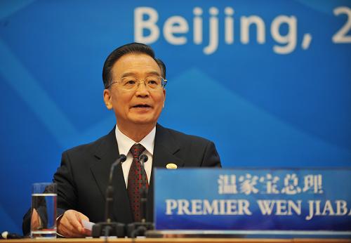 這是中國(guó)國(guó)務(wù)院總理溫家寶在記者招待會(huì)上。新華社記者 劉建生 攝