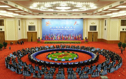 10月25日,為期2天的第七屆亞歐首腦會(huì)議在北京人民大會(huì)堂隆重閉幕。國(guó)務(wù)院總理溫家寶主持閉幕式并致閉幕詞。 新華社記者黃敬文攝