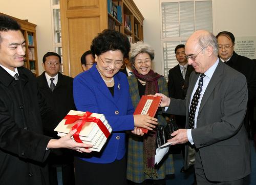 11月21日,在英國進(jìn)行訪問的中國國務(wù)委員劉延?xùn)|(前左二)參觀英國劍橋大學(xué)時向校方贈送圖書。劉延?xùn)|近日相繼考察了劍橋大學(xué)、諾丁漢大學(xué)、華威大學(xué)、韋斯特伍德中學(xué)和卡爾漢姆科研中心聯(lián)合歐洲環(huán)項目等教育和科研機構(gòu)。 新華社記者 謝秀棟 攝