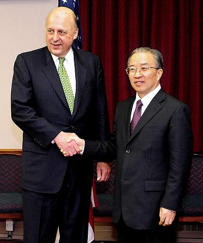 12月15日,中國國務(wù)委員戴秉國(右)與美國常務(wù)副國務(wù)卿內(nèi)格羅蓬特握手。當(dāng)天,戴秉國和內(nèi)格羅蓬特在美國首都華盛頓共同主持第六次中美戰(zhàn)略對話。 新華社記者 張巖 攝
