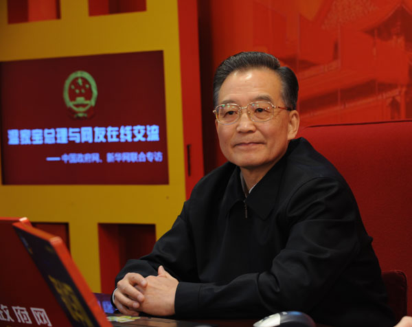 2月28日15時(shí),中共中央政治局常委、國務(wù)院總理溫家寶與網(wǎng)友在線交流并接受中國政府網(wǎng)、新華網(wǎng)聯(lián)合專訪。中國政府網(wǎng)和新華網(wǎng)將全程進(jìn)行文字和視頻直播。圖為溫家寶接受中國政府網(wǎng)和新華網(wǎng)聯(lián)合訪談,同網(wǎng)民在線交流。新華社記者 李學(xué)仁 攝