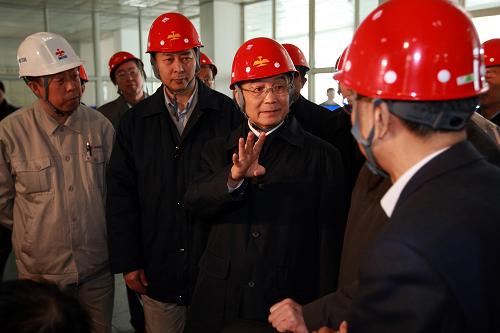3月20日至22日,中共中央政治局常委、國務院總理溫家寶來到遼寧,就企業(yè)生產經(jīng)營情況進行調查研究。這是3月20日,溫家寶在鞍山鋼鐵集團公司同企業(yè)負責人商談應對金融危機的對策。新華社記者 鞠鵬 攝